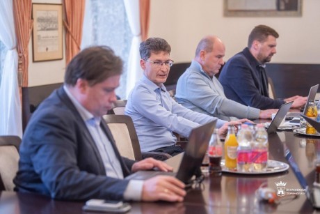 Több száz kérdés érkezett - Facebook fogadóórát tartott a város polgármestere